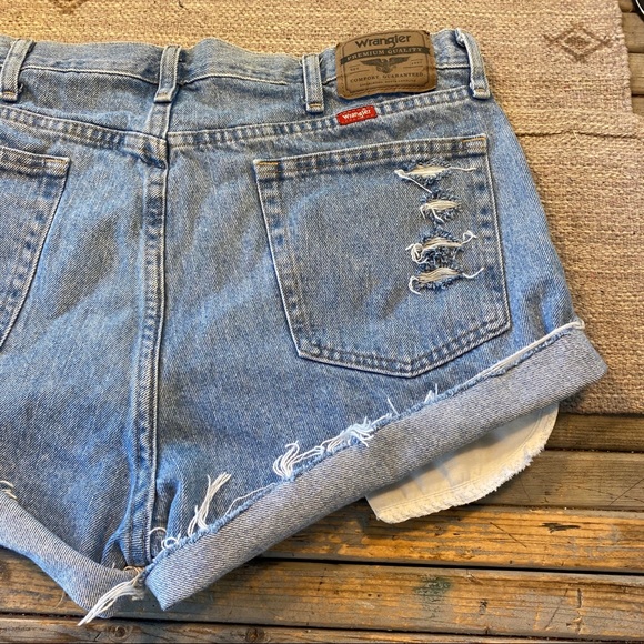 Wrangler distressed high rise jean shorts size 16 - Picture 6 of 8